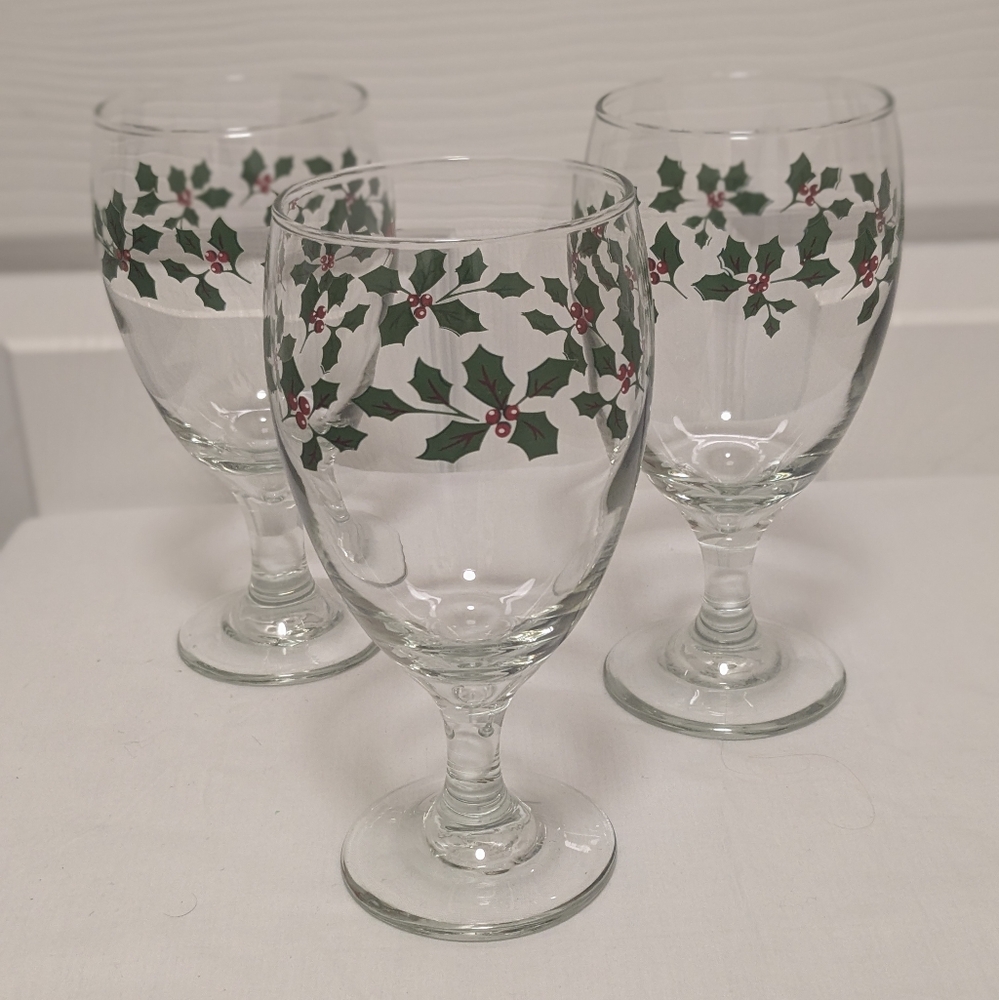 Set of 3 Holly Berry 16 oz Goblets